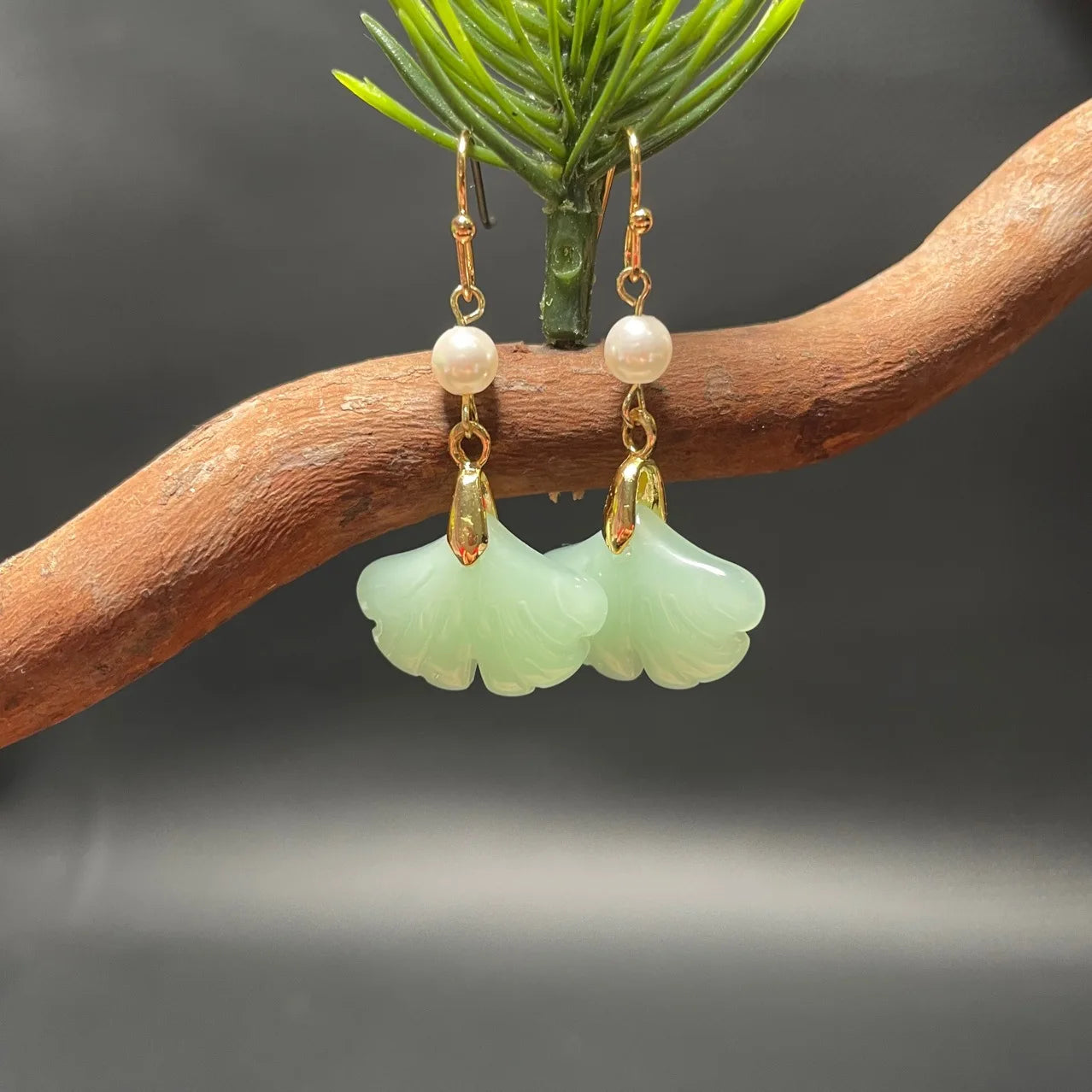 Retro Natural Green Jade Ginkgo Leaf Style Pearl Drop Earring 14K Gold Chinese Ancient Stone Jade Hook Earrings for Women Gift